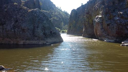 un río entre dos grandes acantilados rocosos en Casas dos Carregais, en Carregais