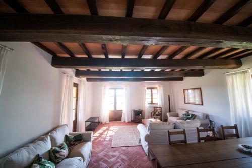 sala de estar con sofás y mesa en Home with a view in Scansano, Tuscany, en Scansano