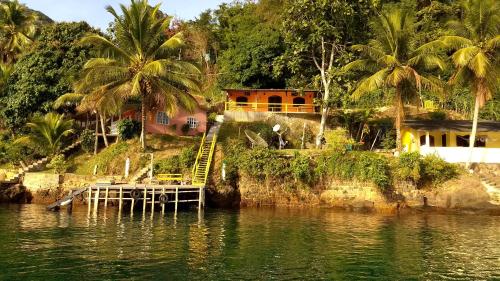 a house on the shore of a body of water at Casa Na Ilha Grande De Frente Pro Mar Com Pier in Angra dos Reis