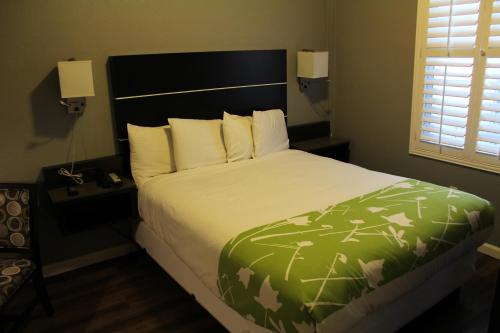 Кровать или кровати в номере Layne Hotel