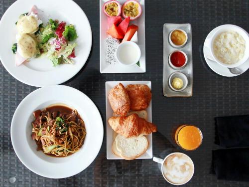 een tafel met borden en kommen eten bij Sarai and Wander Resort in Siem Reap