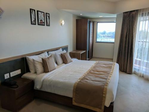 VITS Kamats Resort, Silvassa tesisinde bir odada yatak veya yataklar