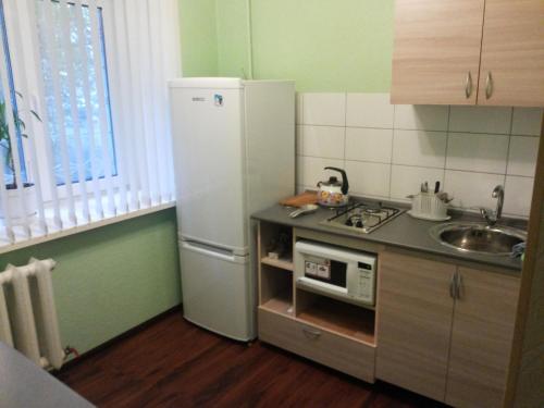 イヴァノヴォにあるЛежневская 124のキッチン(白い冷蔵庫、シンク付)