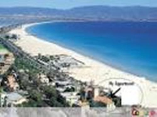 vista su una spiaggia sabbiosa con oceano di Casa Il Nuraghe a Monserrato