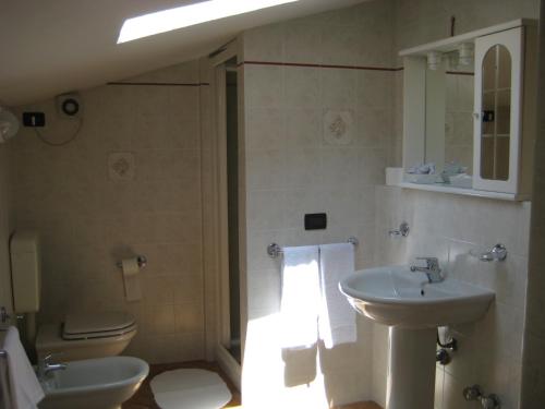 a bathroom with a sink and a toilet at A Casa da Franz in Manerba del Garda