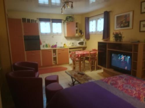 sala de estar con TV y comedor en Maison en Montricher-le-Bochet