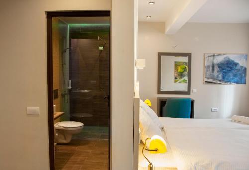 Een badkamer bij Hotel Happy