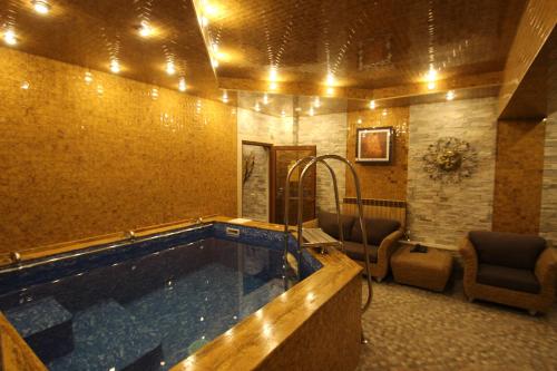 בריכת השחייה שנמצאת ב-Hotel Uyut Almaty או באזור