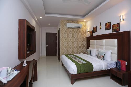 Postel nebo postele na pokoji v ubytování Hotel Arch - Near Aerocity New Delhi