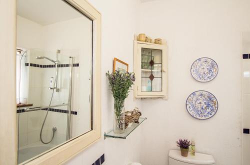 A bathroom at Milkwood Country Cottage
