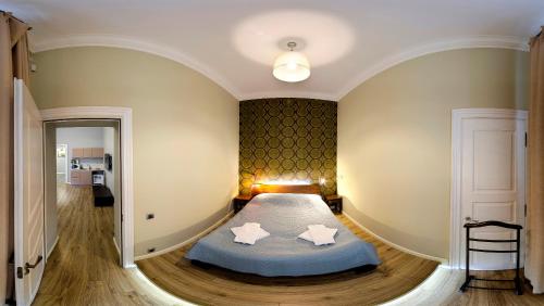 sypialnia z łóżkiem z dwoma gwiazdkami w obiekcie ApartLviv Apartments w Lwowie