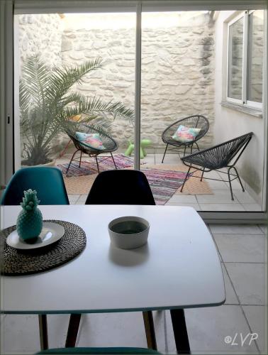 une table et des chaises blanches avec un cactus dans l'établissement Le Loft PATIO, au coeur du village, à Saint-Rémy-de-Provence