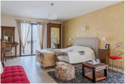 加普的住宿－塞黑戈城堡酒店，一间卧室设有一张床和一间客厅。
