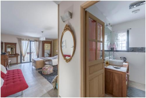 une salle de bain avec un lavabo et un miroir dans une pièce dans l'établissement Château Serigues, à Gap