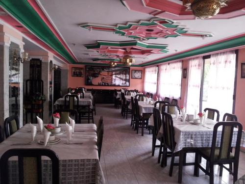 a dining room with tables and chairs in a restaurant at Hotel La Giralda in Nador