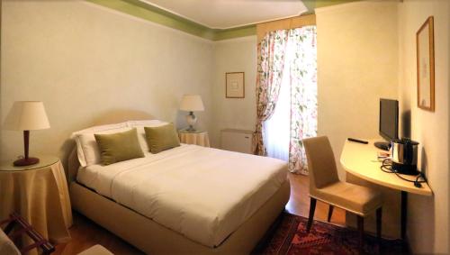 Ein Bett oder Betten in einem Zimmer der Unterkunft Albergo Castiglione Langhe