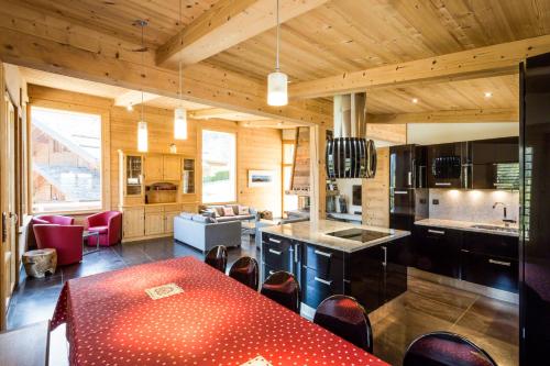 - une cuisine avec une table rouge dans une pièce dans l'établissement Chalet Base Camp, aux Houches