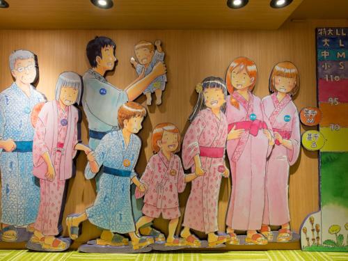 a painting of a family on a wall at Arima Onsen Motoyu Ryuusenkaku in Kobe
