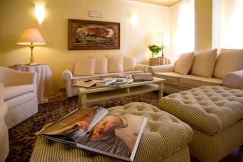 Ein Sitzbereich in der Unterkunft Albergo Castiglione Langhe