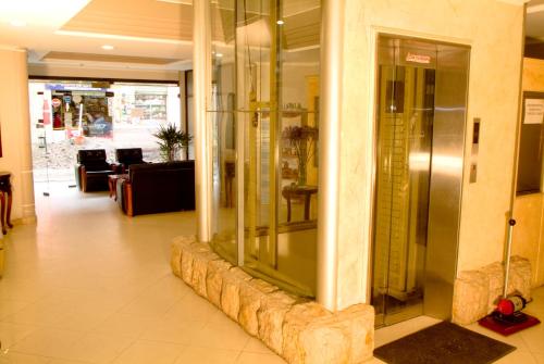 un vestíbulo de un edificio con ascensor de cristal en Hotel Podocarpus, en Loja