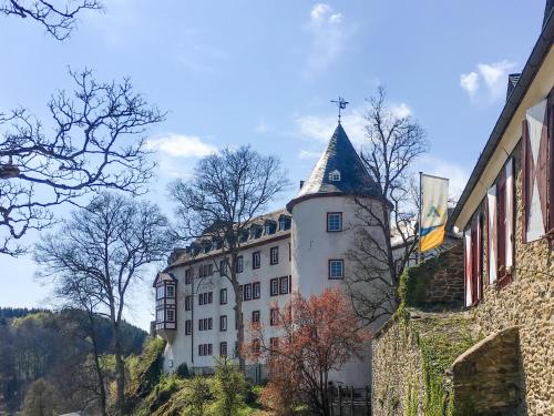 レンネシュタットにあるHotel Kramerの高台の大きな白い建物