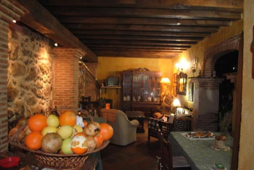 een kamer met een tafel met een fruitschaal bij Casa Doña Ligia in Mijares