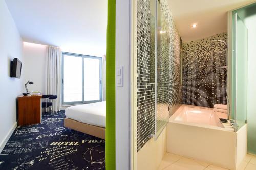 een hotelkamer met een bad en een slaapkamer bij Hotel da Estrela - by Unlock Hotels in Lissabon