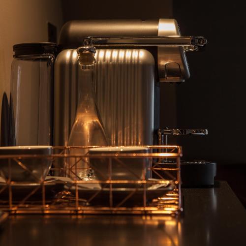 a juicer sitting on top of a counter next to at House Belfast Hotel in Belfast