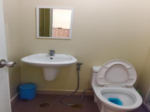 un baño con inodoro y lavabo en Avida Towers Condotel, en Davao City