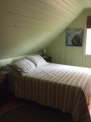 ein Schlafzimmer mit einem großen Bett in einem Zimmer in der Unterkunft La Bohème in Frampton