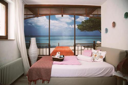 a bedroom with a bed with a view of the ocean at Hotel Barbarossa Garni in Würzburg