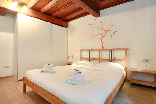 - une chambre avec un lit et des serviettes dans l'établissement San Zanobi Apartment, à Florence