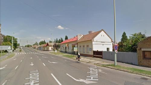osoba jeżdżąca rowerem po ulicy w obiekcie Roland Motel w mieście Orosháza