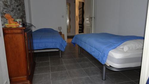 een kleine slaapkamer met 2 bedden en een dressoir bij Appart T4 Luchon plein centre in Luchon