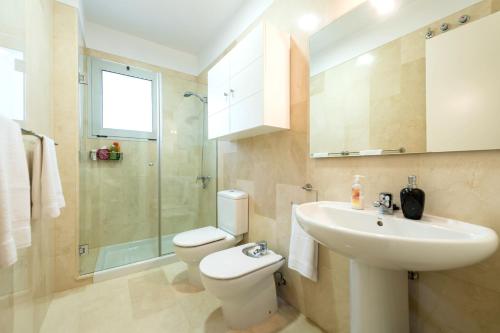 ラスパルマス・デ・グランカナリアにあるSunset Paradiseのバスルーム(洗面台、トイレ、シャワー付)
