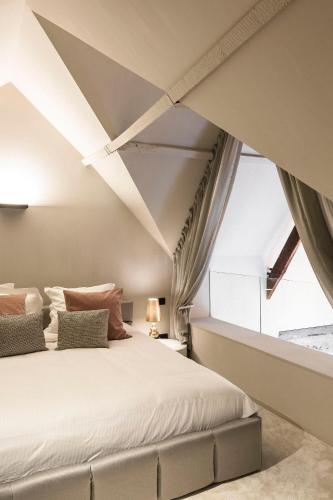 a bedroom with a bed and a large window at Gulde Schoen Luxury Studio-apartments in Antwerp