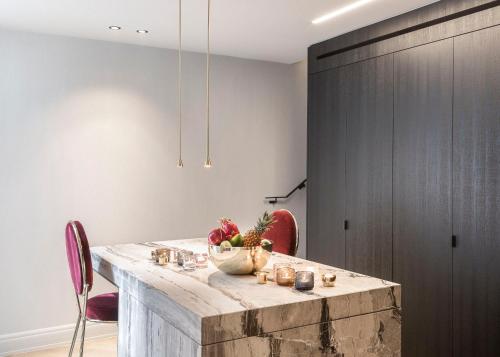 a dining room with a table with a bowl of fruit at Gulde Schoen Luxury Studio-apartments in Antwerp