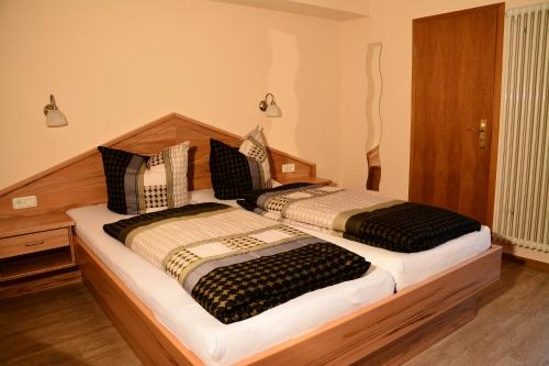 two beds sitting next to each other in a bedroom at Blick zum Maimont in Ludwigswinkel