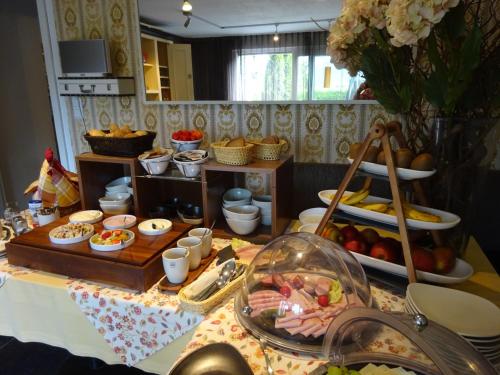 un buffet de comida en una mesa en una cocina en Vintage Hotel Charivari- Sommer Hörnerbahnen kostenlos mit Restaurant, en Bolsterlang