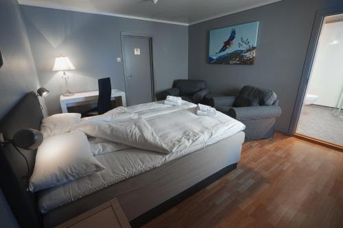 A bed or beds in a room at Kroderen Kro & motel AS