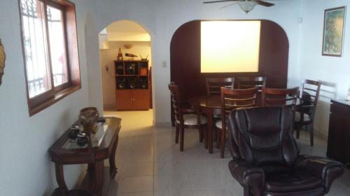 a living room with a dining room table and chairs at Casa privada para descanso, se renta para 8 personas completa Y tambien por habitacion con baño privado para 2 o 4 personas compartiendo areas comunes in Cuernavaca