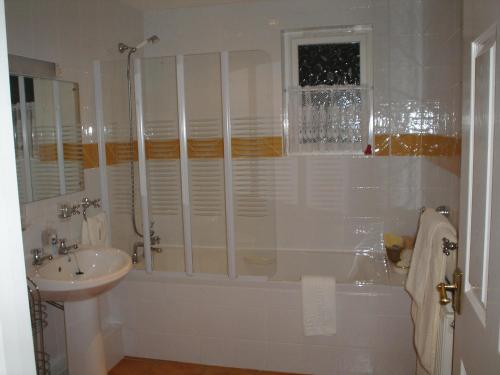 Phòng tắm tại Rosedene Guest House