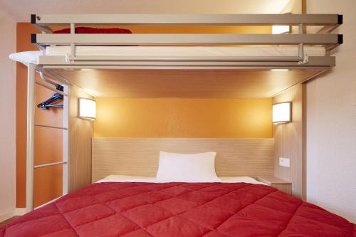 Tempat tidur dalam kamar di Premiere Classe Roissy CDG - Paris Nord 2 - Parc des Expositions