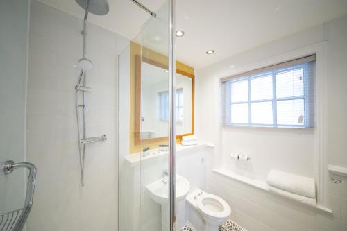 uma casa de banho com um WC, um lavatório e um chuveiro em The Colney Fox by Innkeeper's Collection em London Colney