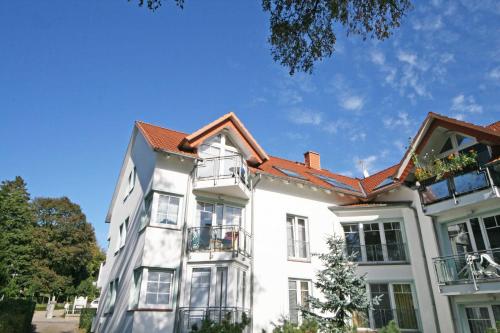 オストゼーバート・ゼリンにあるHaus Granitzblick Whg. 13の赤い屋根の白い大きな建物
