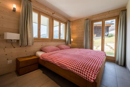 ベルヴァルトにあるDomus Majorの窓付きの部屋にベッド付きのベッドルーム1室があります。
