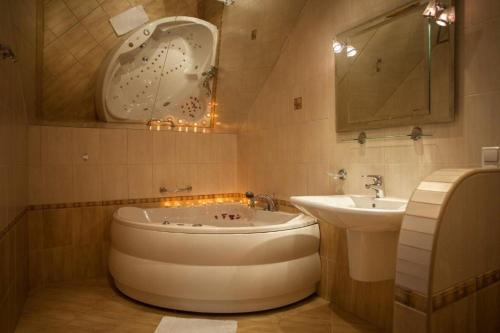 La salle de bains est pourvue d'une baignoire et d'un lavabo. dans l'établissement Hotel Daria, à Tychy
