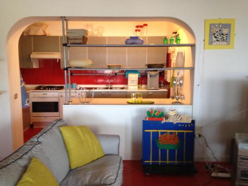 a toy kitchen with a couch in a room at La Bouganville in Giglio Porto