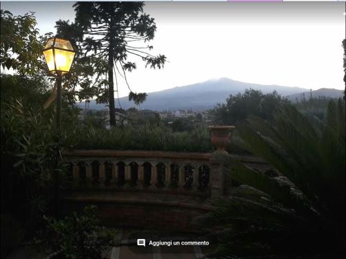 uma luz de rua ao lado de uma cerca com vista em Villa Chiarenza Maison d'Hotes em Giardini Naxos