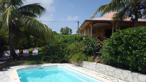 una piscina frente a una casa en Villa Alizia, en Saint-François